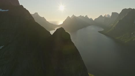 Vista-Mágica-De-Las-Montañas-Y-Lagos-De-Lofoten-Durante-La-Puesta-De-Sol,-Vista-Aérea