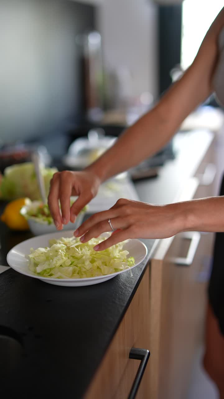 Donna che prepara un'insalata in cucina