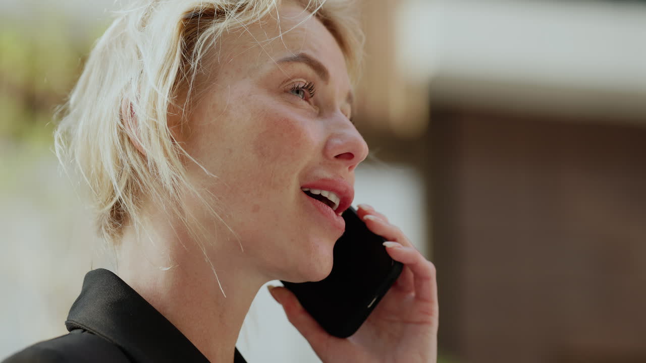 전화 통화 중인 사업가