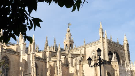 Wunderschöne-Architektur-Der-Kathedrale-Von-Sevilla,-Die-Giralda-Im-Hintergrund,-Spanien