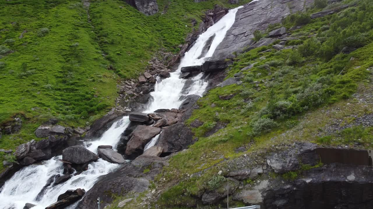 antena que revela la cascada sendefossen cerca de la carretera rv13 en la montaña vikafjellet en el oeste de noruega