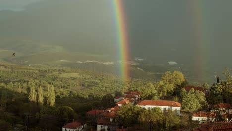 Doble-Arco-Iris-Asombroso-Tiro-De-Un-Día-En-El-Campo,-Tiro-Majestuoso-Rural-Hora-Dorada-Tiro-Auténtico-Fenómeno-óptico-De-La-Banda-De-Alexanders