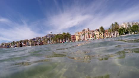 Bunte-Fischerhäuser-Am-Strand-Von-Villajoyosa,-Palmen-An-Der-Promenade