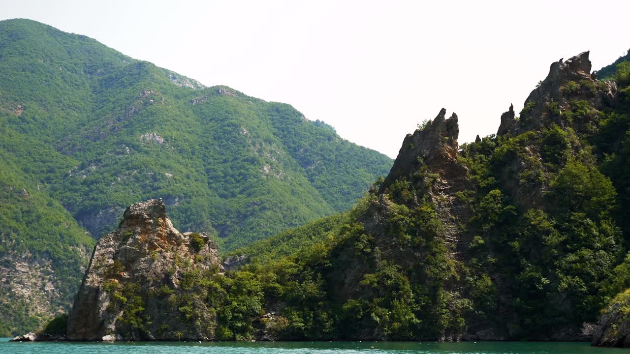 albania, lago koman, vista desde un ferry en movimiento de las laderas de hermosas montañas