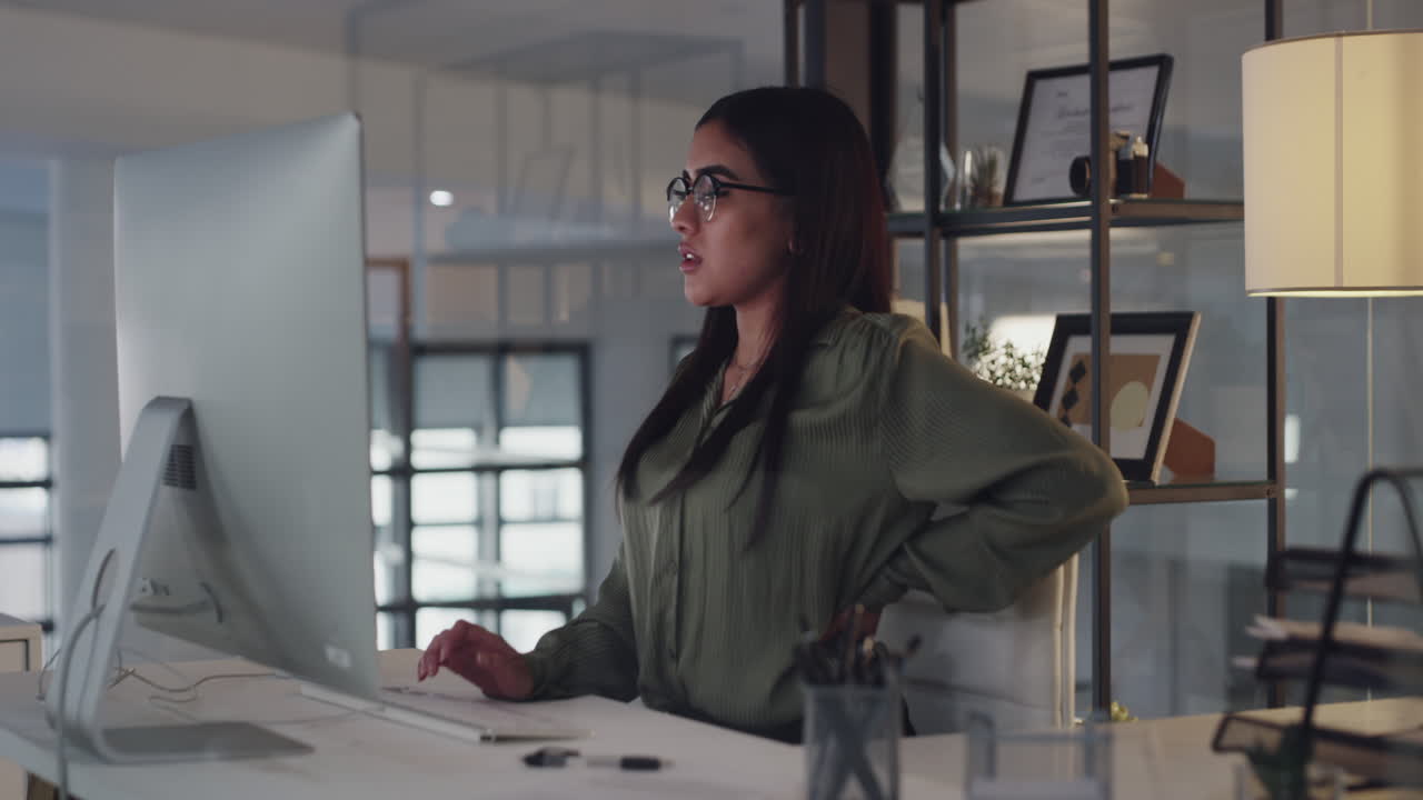 mujer trabajando en una computadora en una oficina