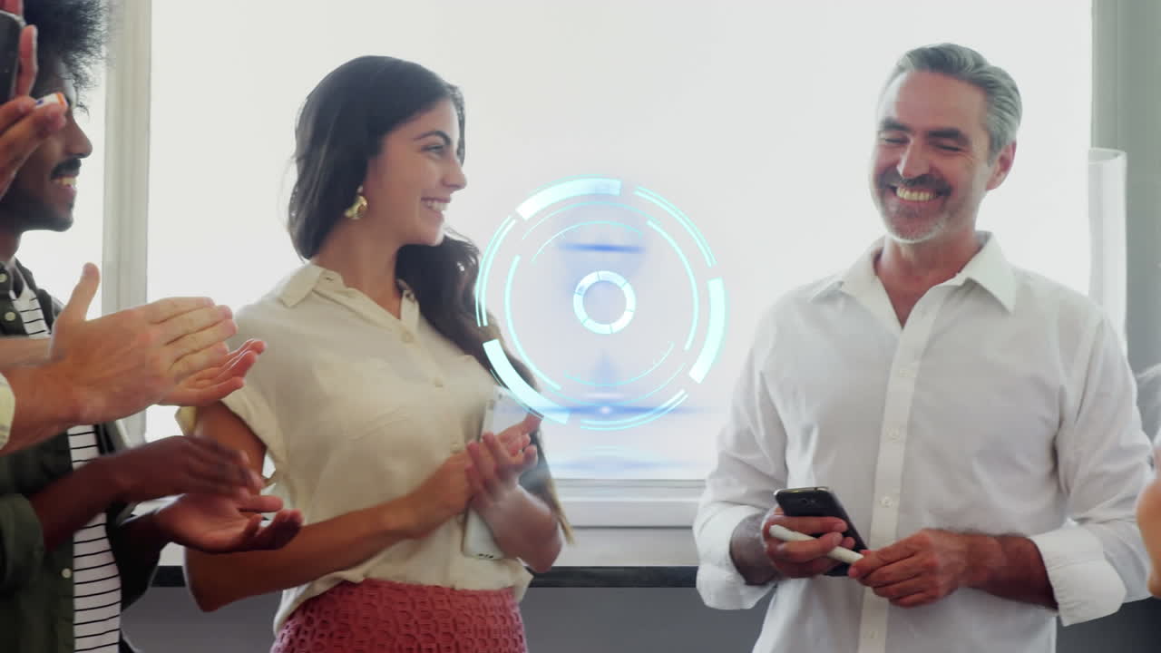 animación del círculo de procesamiento sobre felices y diversos colegas de negocios masculinos y femeninos aplaudiendo