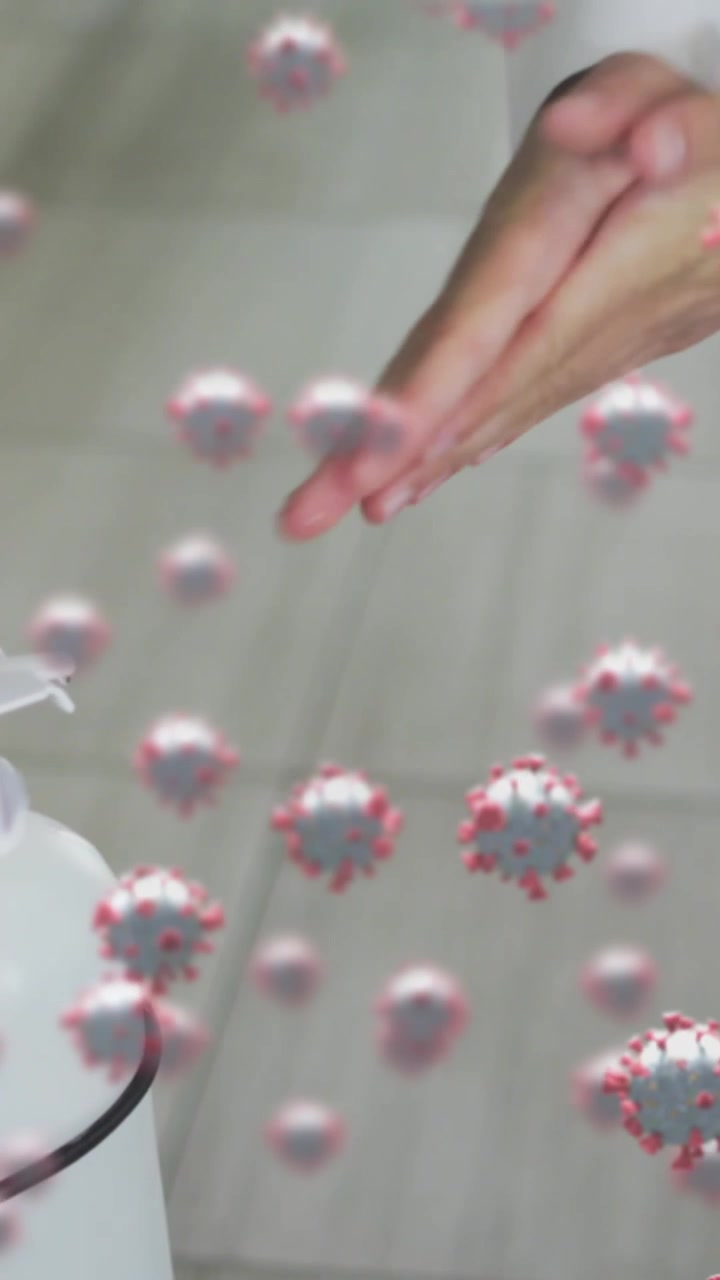 Pessoa usando álcool em gel para prevenir a propagação do coronavírus.
