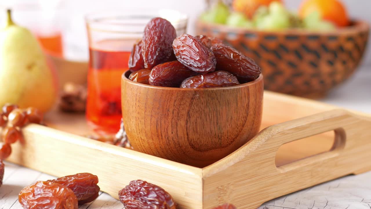 vista de ángulo alto de iftar en el plato en la mesa durante el ramadán
