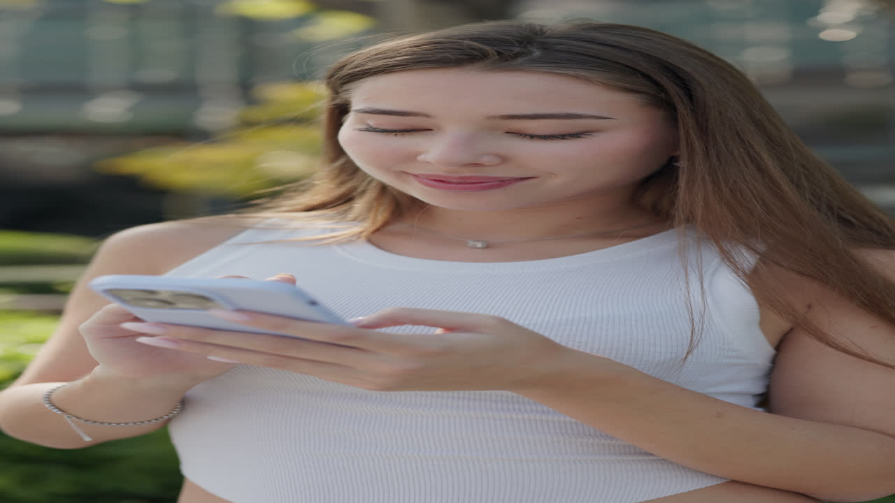 Donna che usa il telefono all'aperto