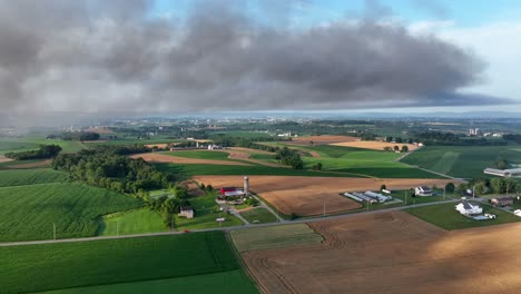 una columna de humo de un edificio en llamas oscurece el campo americano.