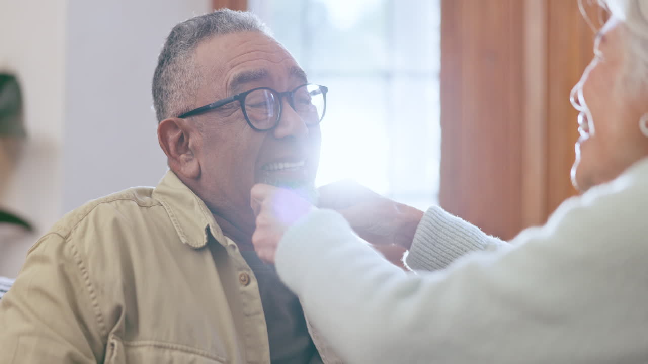 cara, amor y conversación con una pareja de mayores