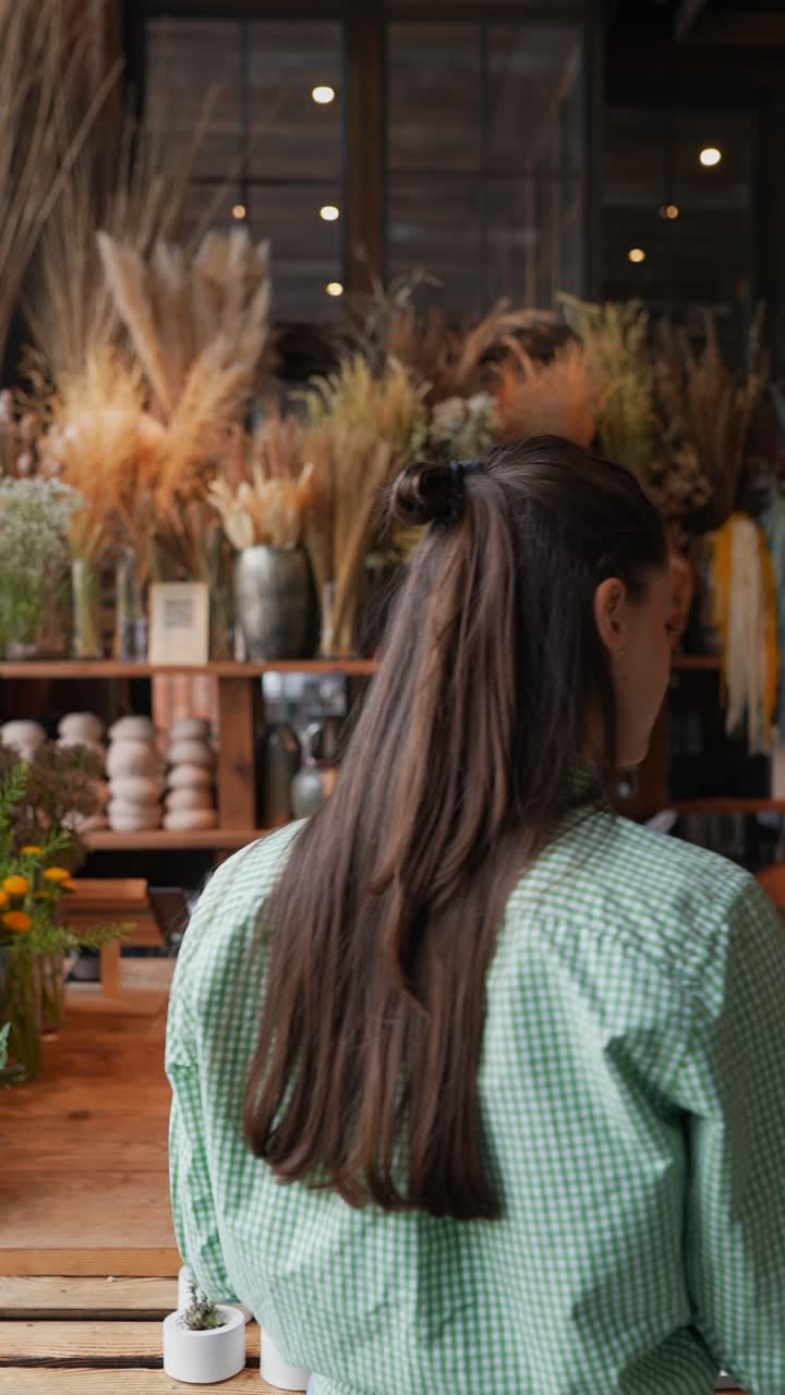 꽃 가게 에 있는 여자