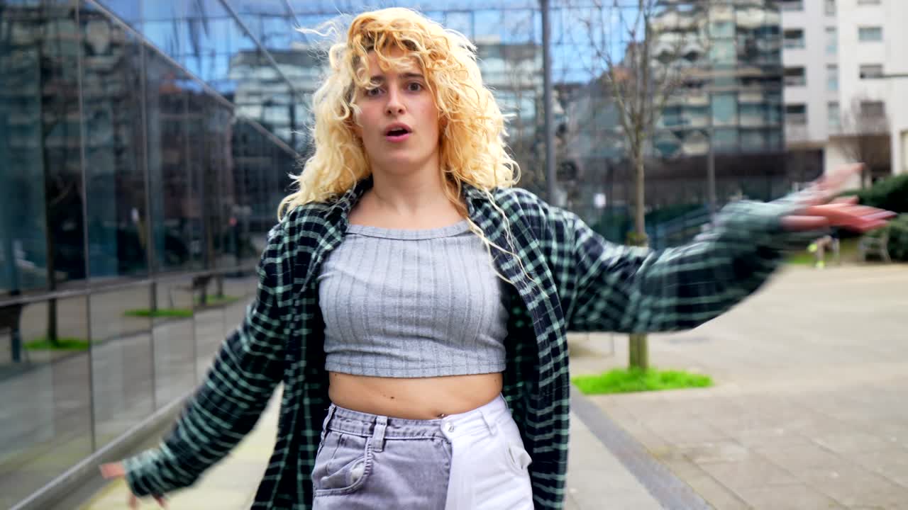 mujer bailando en un entorno urbano