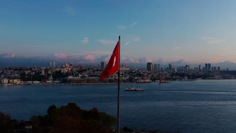 punto de vista aéreo de la bandera turca que ondea sobre estambul al amanecer
