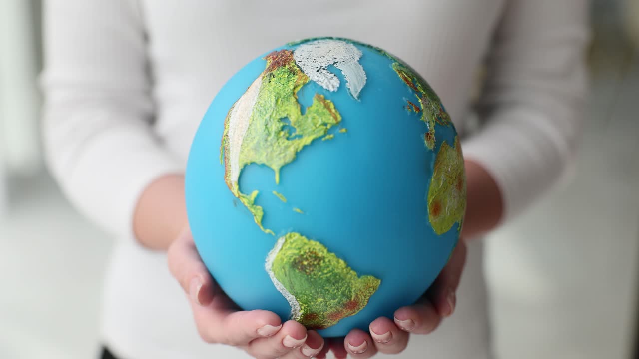 manos sosteniendo un globo