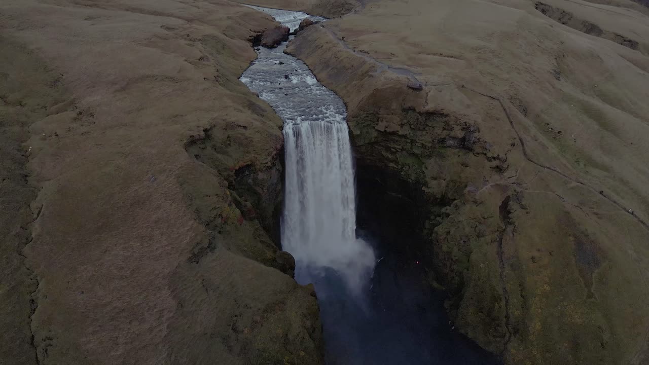 un dron orbita la cascada skógafoss en islandia