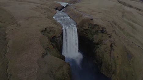 Eine-Drohne-Umkreist-Den-Skógafoss-Wasserfall-In-Island