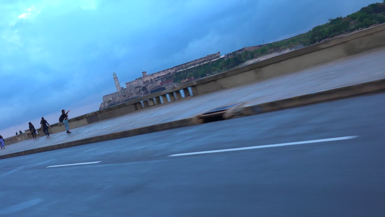 고전적인 오래된 자동차와 마차가 쿠바 하바나의 다채로운 거리를 운행합니다. 4