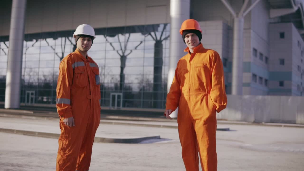 los trabajadores de la construcción muestran los pulgares hacia arriba. el constructor, el maestro, el trabajador muestra los pulgones hacia arriba