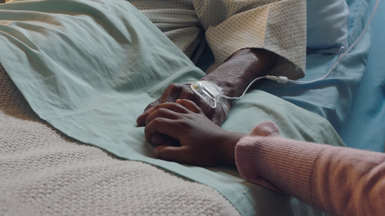 una bambina che tiene in mano il nonno il nonno sdraiato in un letto d'ospedale un bambino che mostra affetto al capezzale del nonno che si sta riprendendo da una malattia assistenza sanitaria sostegno familiare