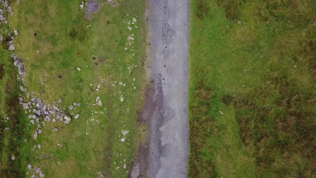 데본에 있는 다트무어 국립공원의 좁은 길 위로 공중 비행