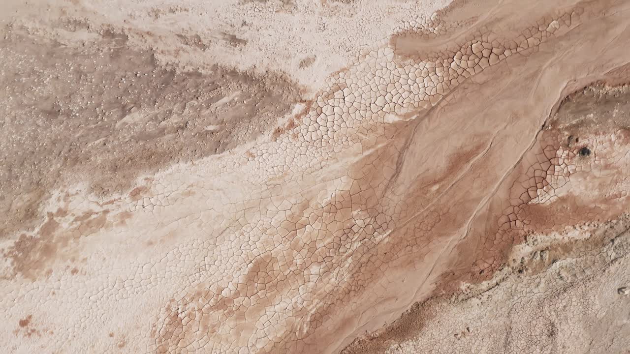 páramo reseco con cauce seco en la región desértica arenosa de islandia, antena