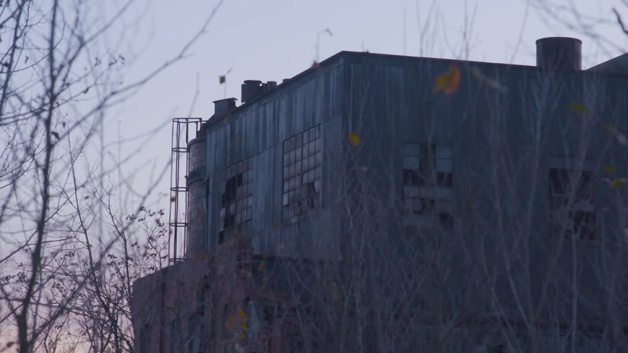 статический снимок заброшенного промышленного склада на северо-востоке огайо с разбитыми окнами