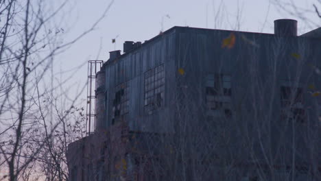 Toma-Estática-De-Un-Almacén-Industrial-Abandonado-En-El-Noreste-De-Ohio-Con-Ventanas-Rotas.