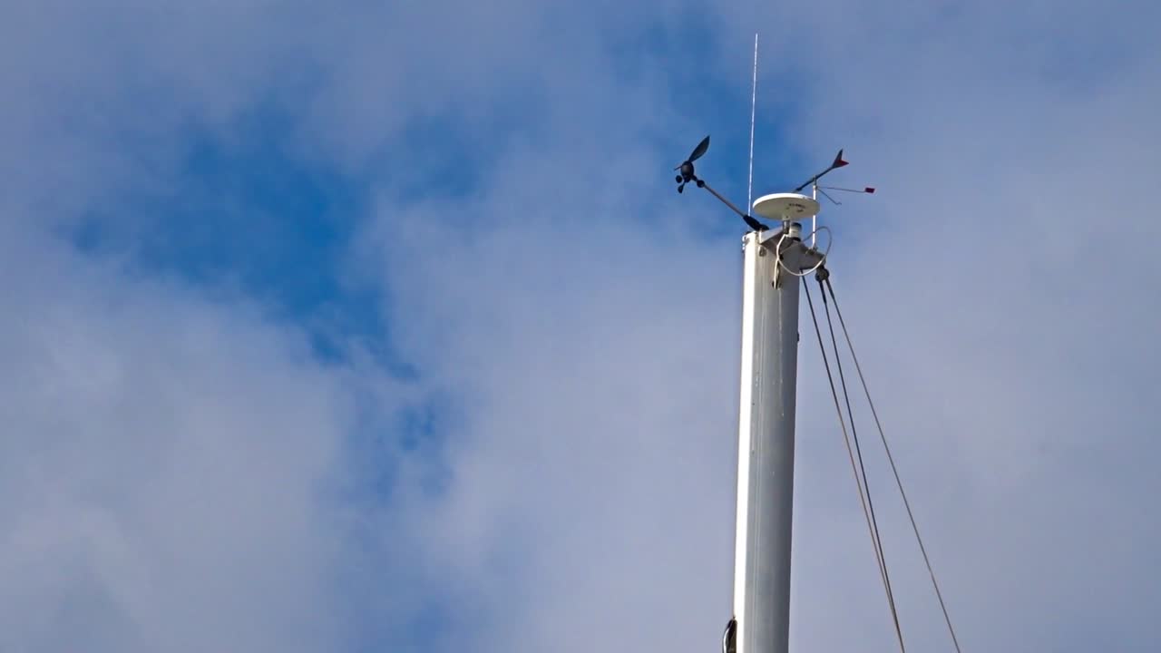 una toma de una antena con un cielo azul y un fondo nublado