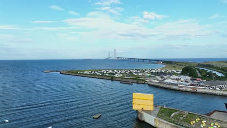 El-Puente-Del-Gran-Cinturón-Danés-Visto-Desde-La-Zona-De-Korsor-Con-El-Antiguo-Ferry-Local-Visto-En-Primer-Plano---Aéreo