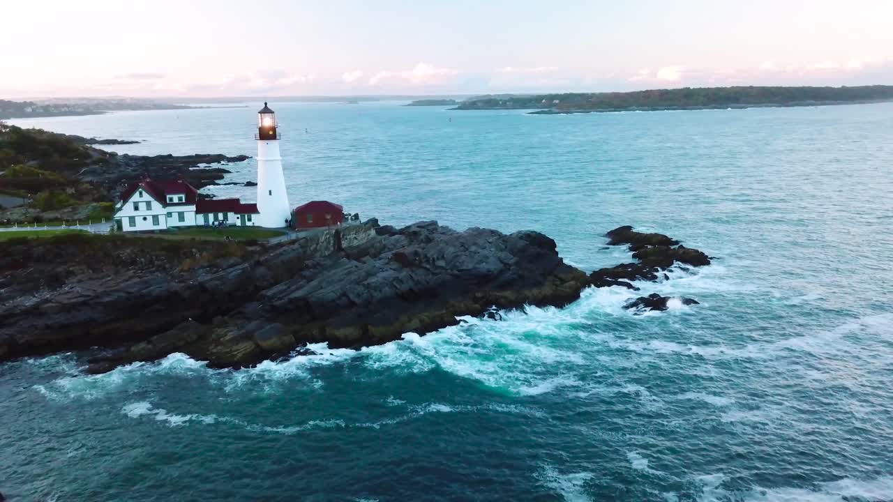 포틀랜드 헤드 등대 위의 멋진 공중 촬영은 아메리카나 또는 아름다운 뉴 잉글랜드 풍경을 제안합니다 5