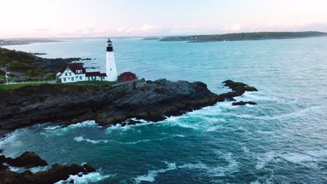 Tolle-Luftaufnahme-über-Dem-Leuchtturm-Von-Portland-Head-Schlägt-Americana-Oder-Schöne-Landschaft-Von-New-England-Vor