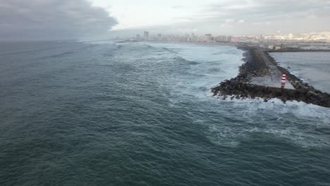 salvajes olas del océano rompiendo contra los acantilados costeros