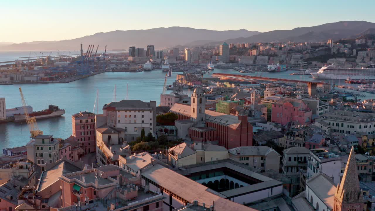 해가 지는 역사적인 포토리아 지구, 포르토 안티코, 제노바의 항공  ⁇ 러백 뷰