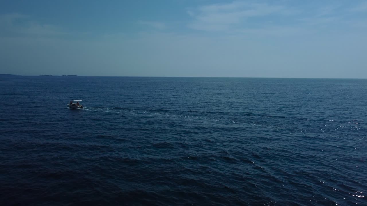 푸른 하늘이 있는 크로아티아 해안 옆의 목가적인 아드리아 지중해 바다에 있는 푸른 맑은 물 해변 만에서 휴가용 요트 배 위를 가까이 날고 있습니다.