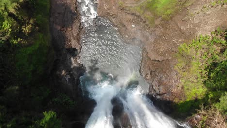 vista de pájaro en movimiento de la cascada tad yuang, paksong, laos