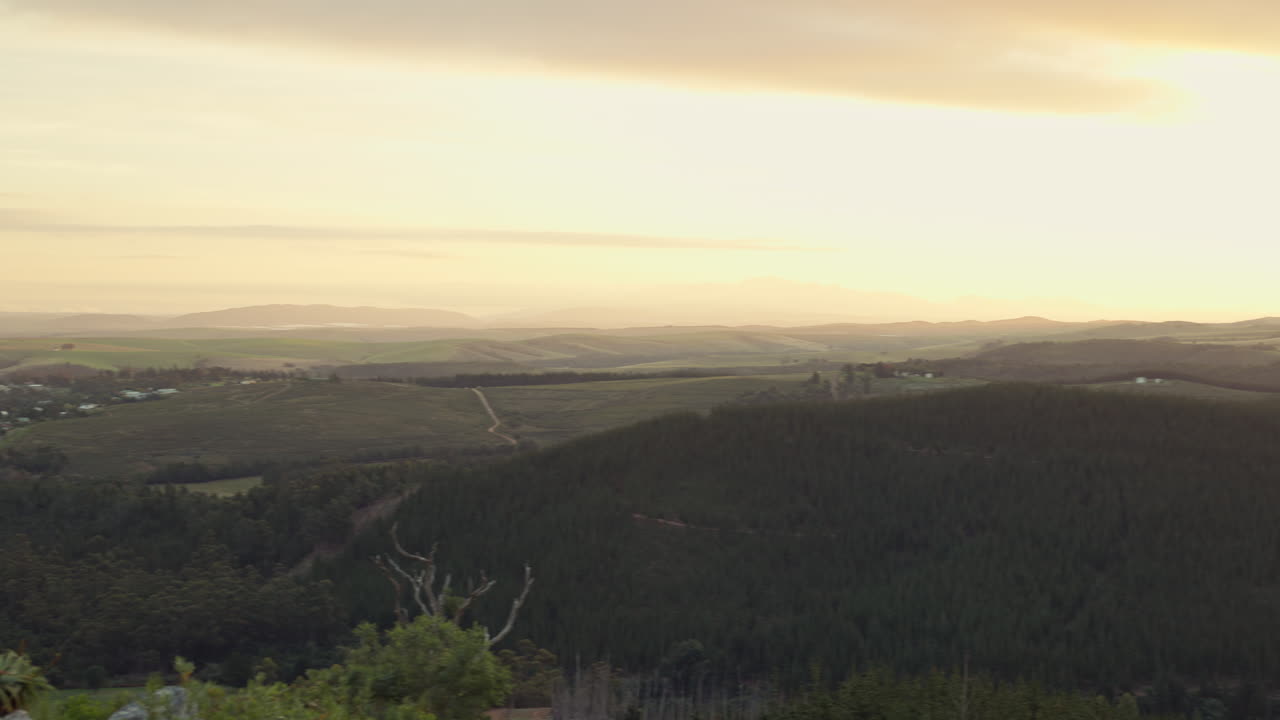 ciudad, paisaje y cielo al atardecer con montaña