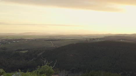 Ciudad,-Paisaje-Y-Cielo-Al-Atardecer-Con-Montaña