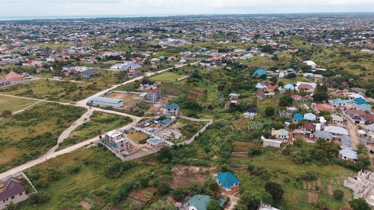 Permukiman penduduk di Kibada, Kigamboni, Dar es Salaam menampilkan pengembangan dan perluasan perumahan