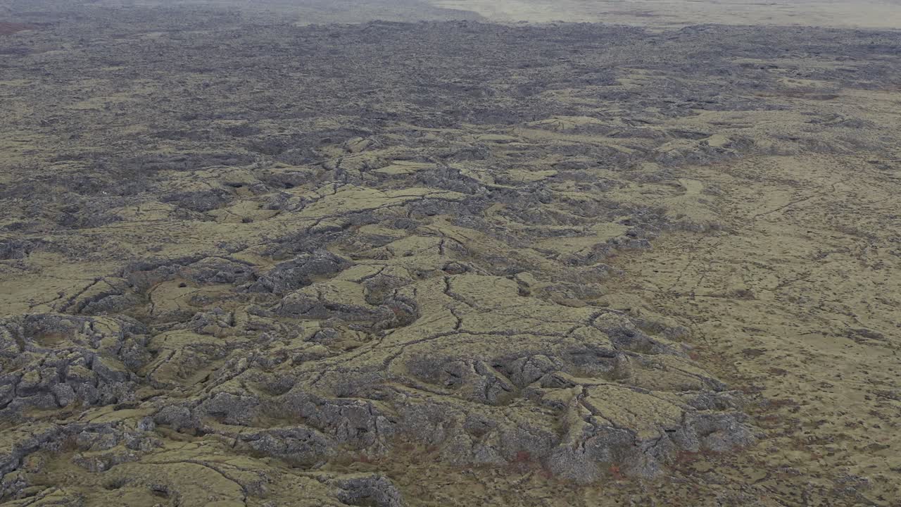 vasto paisaje volcánico inaccesible de islandia visto desde arriba, aéreo
