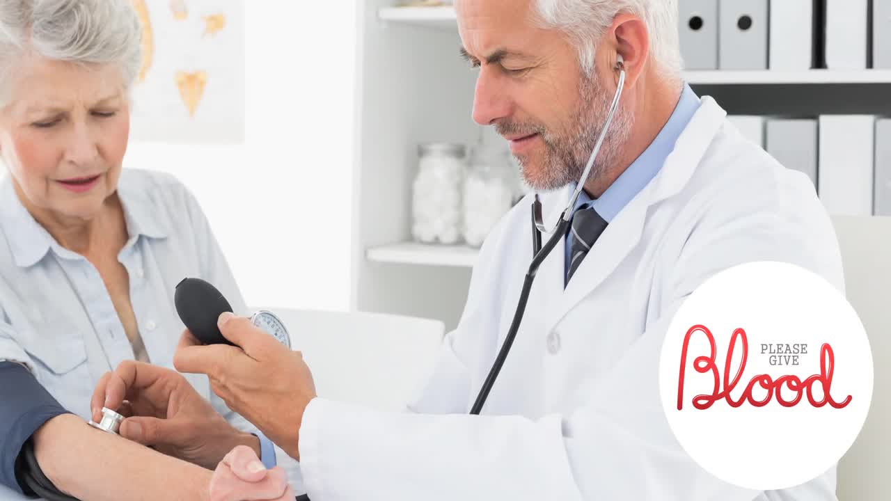 animación de por favor dar texto de sangre, sobre el médico masculino tomando la presión arterial de la paciente femenina de edad avanzada