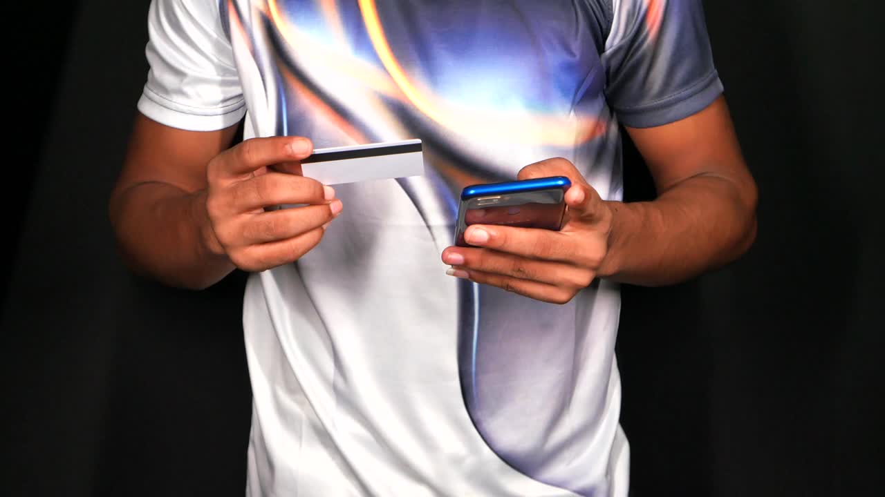 hombre usando teléfono inteligente para el pago móvil con tarjeta de crédito