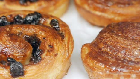 Close-up-cinnamon-danish-roll-on-table