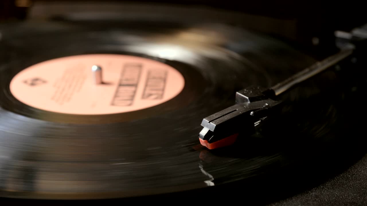 dj 턴테이블 레코드 플레이어에서 비닐 레코드의 클로즈업