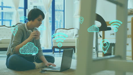 animación de iconos de nube y wifi y procesamiento de datos sobre mujer caucásica usando portátil.