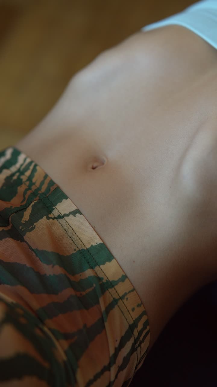 primer plano del torso de una mujer con ropa atlética