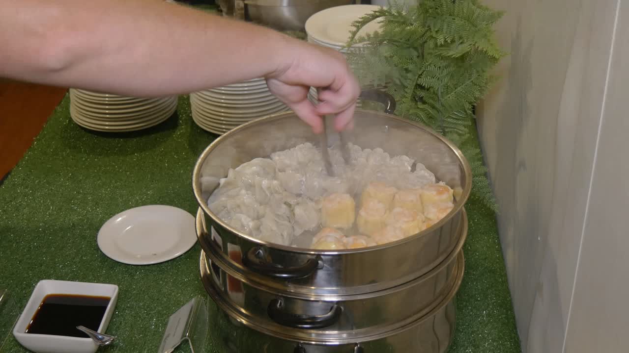 저녁 식사나 결혼 피로연에서 제공되는 맛있는 음식