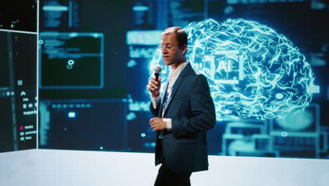 ceo de una compañía de tecnología usando la cumbre como plataforma para lanzar los últimos productos de ia