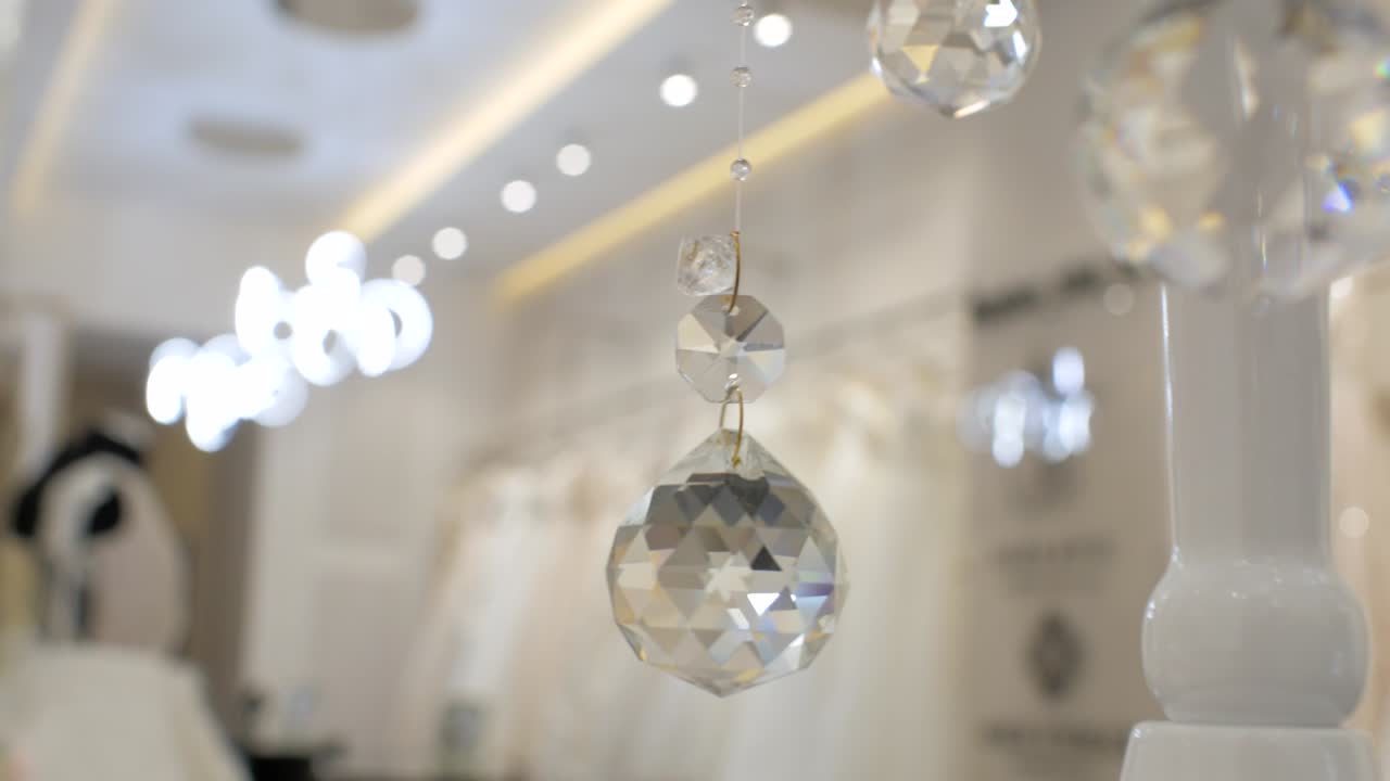 bola de vidrio con facetas, bola de vacaciones, fondo de video con bola, decoración navideña, luz de juego, vidrio abstracto, borde pulido