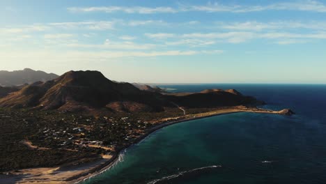 Hora-Dorada-Sobre-El-Pueblo-Costero-De-Cabo-Pulmo.